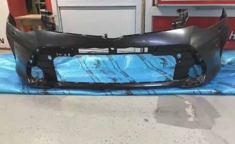 Передний бампер на Toyota Camry 5